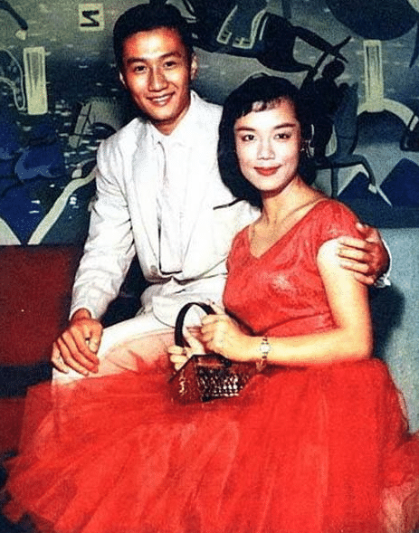谢贤年轻时地位如何?李小龙和他合影都要靠边站?买楼