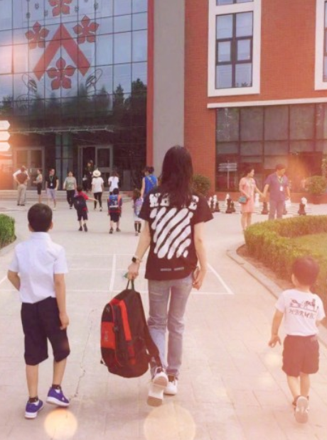黄圣依母子三人罕见同框,晒背影照,称"哥俩好"