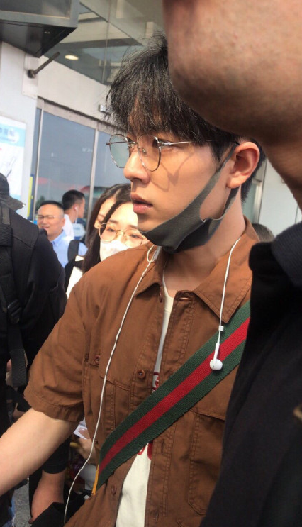 路人镜头下的肖战长啥样?离开十级滤镜颜值曝光,网友