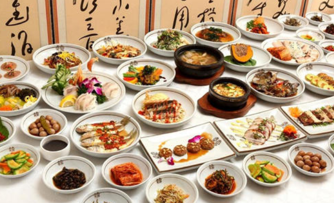 满汉全席共有108道菜，菜品设计讲究，菜名华贵，食材更讲究!