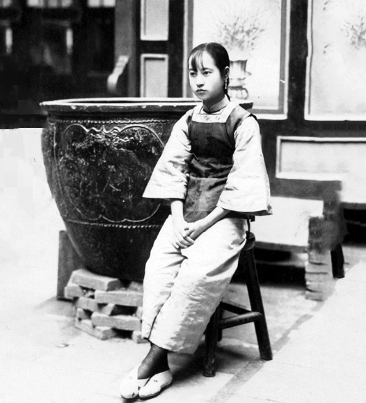 俗话说,自古江苏出美女,这就是1925年的江苏,看这位大户人家的姑娘,长