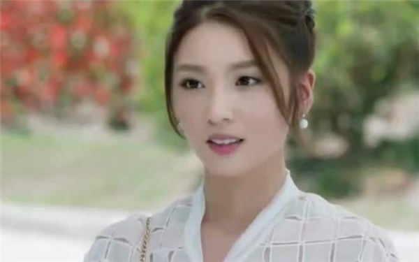 疑似整容的校花孟逸然曾被吐槽长得丑现今却逆袭成女神