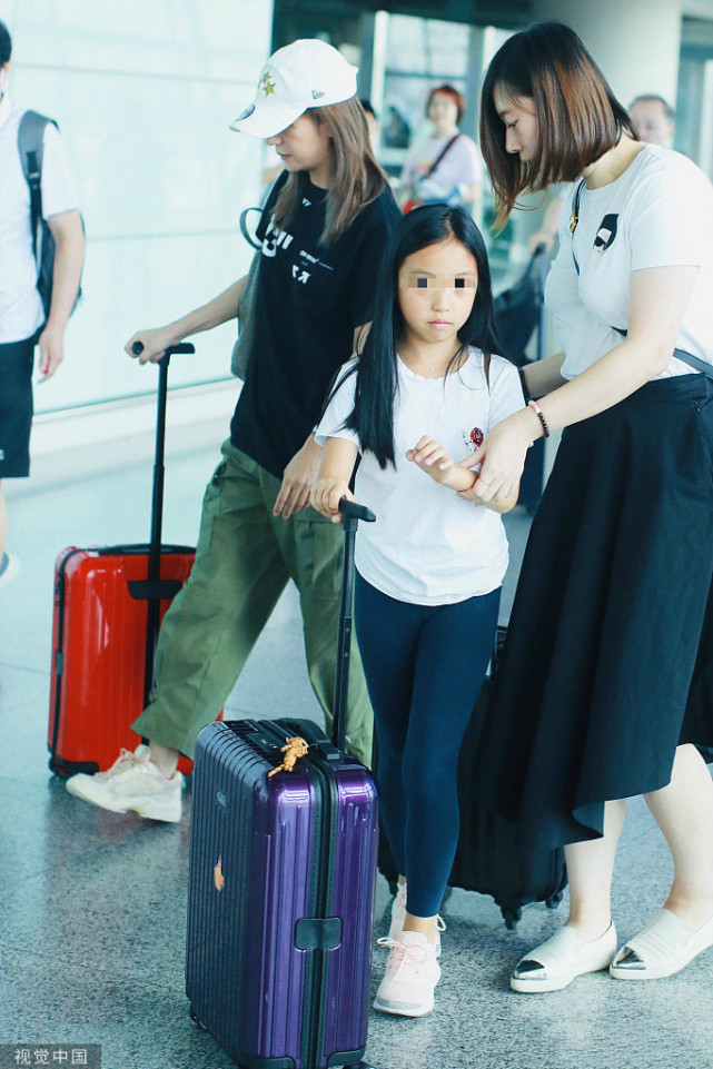 赵薇携9岁女儿现身机场小四月长发垂肩亭亭玉立