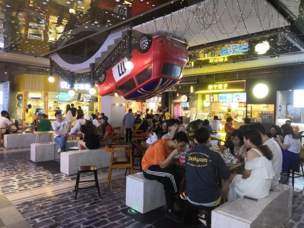 夜里11点,合生汇的深夜食堂聚集很多年轻人.新京报记者王双兴 摄