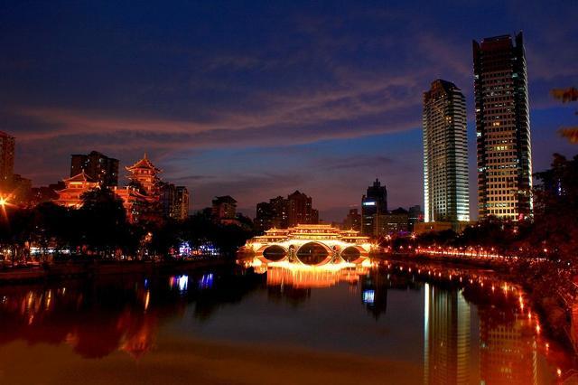 中国新一线城市成都和杭州,夜晚景色相比,这差别就知道谁发达了