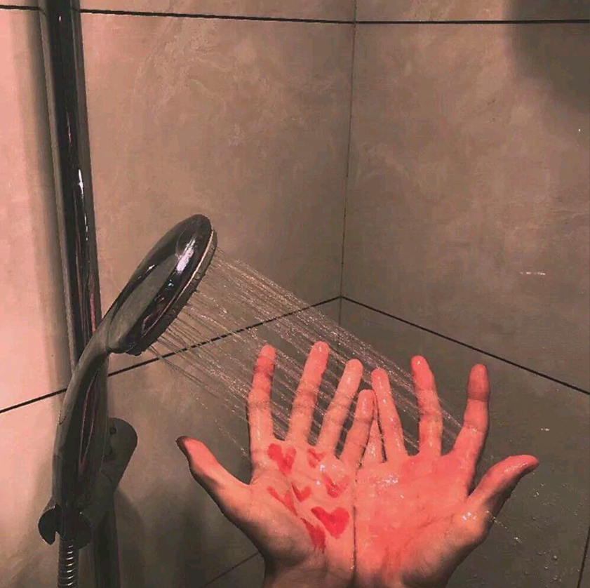 "手控 浴室"背景图爆火:把你捧在手上,给你冲个澡!