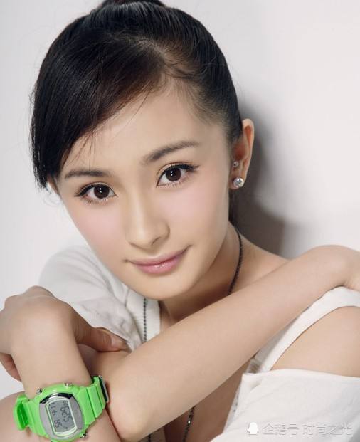 杨幂时尚的手机壁纸,白色短裙魅力无限,女人味十足