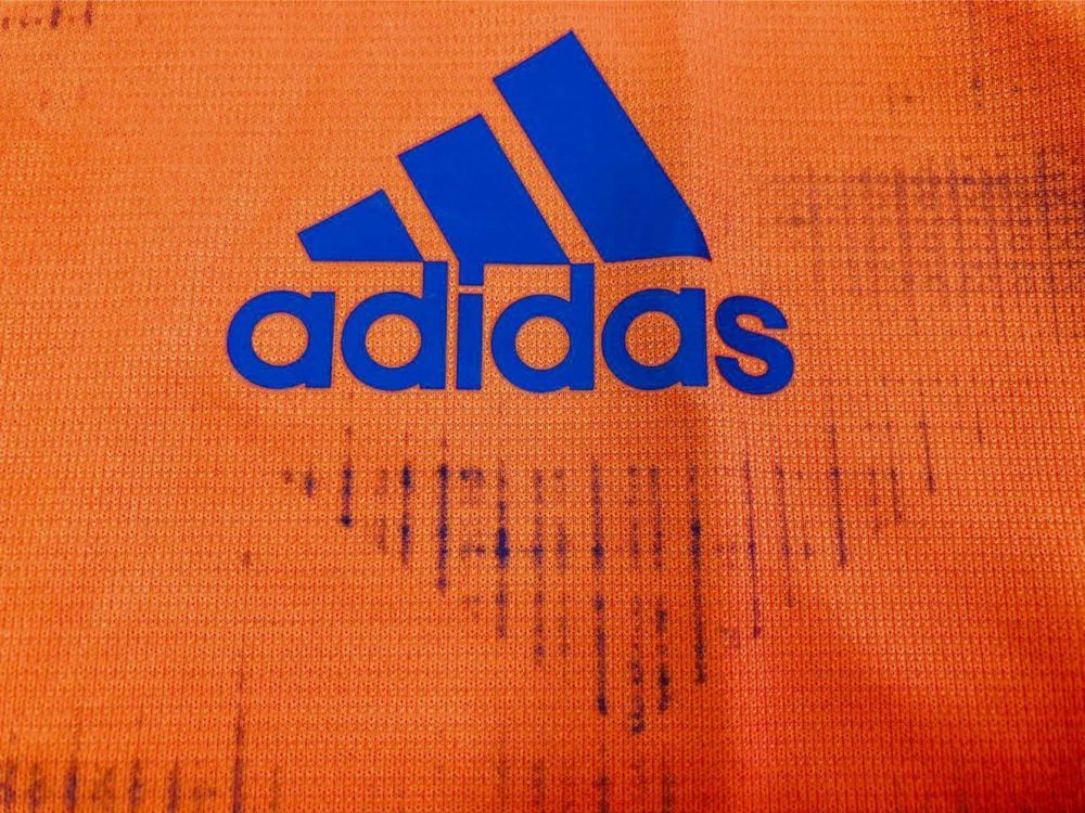 adidas的logo是胶印的,边缘清晰,比印染的效果好得多,面积小也不怕会