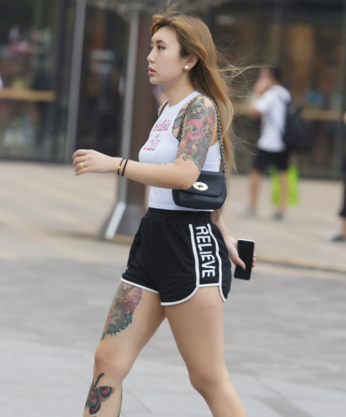 霸气纹身小姐姐,简约穿搭不失美感,散发出浓浓的女人味!
