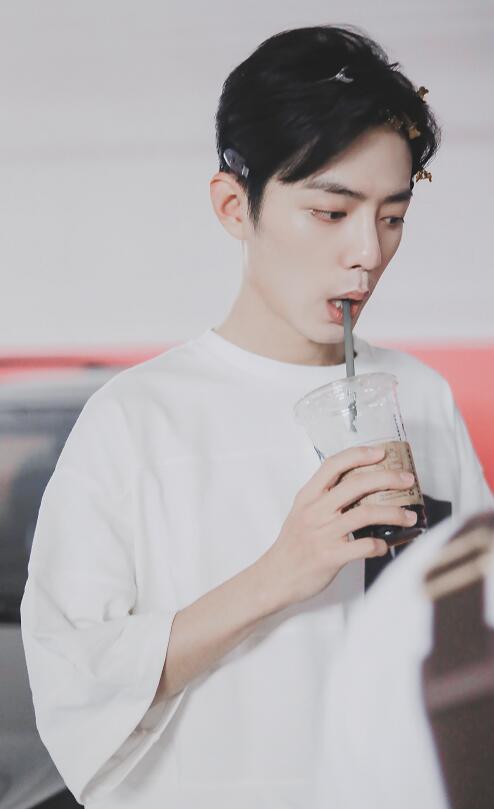 肖战是怎么喝饮料的?当看到他拿杯子的举动时,网友:我