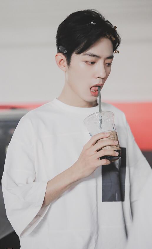 肖战是怎么喝饮料的?当看到他拿杯子的举动时,网友:我