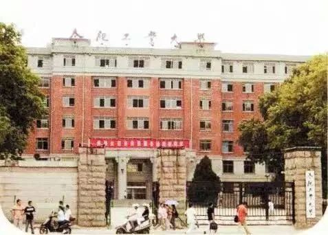 (                                     2005年,合肥工业大学主楼.