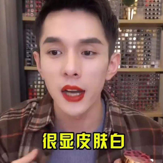李佳琦"素颜照"曝光,看到正脸众人意外,确定用了百万奢侈品?