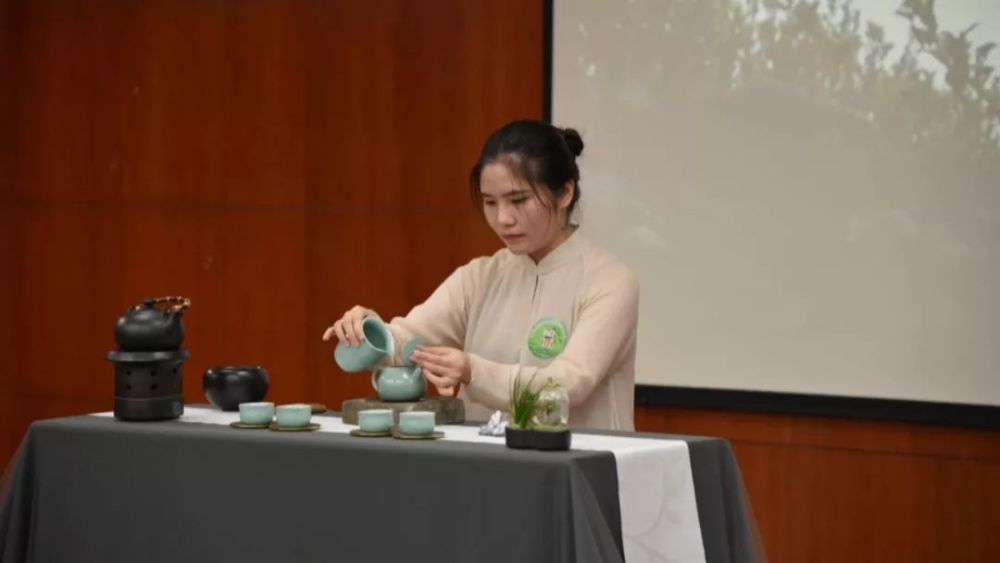 来自湖畔居茶楼的茶艺师卢杭倩摘得第一名桂冠,并荣膺"杭州