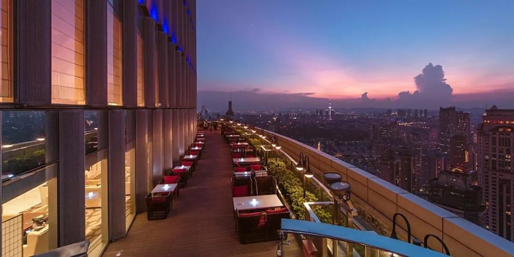 而78楼的 "云端餐厅·酒吧·酒廊"是古城最高的西餐厅,这里提供真宗扒