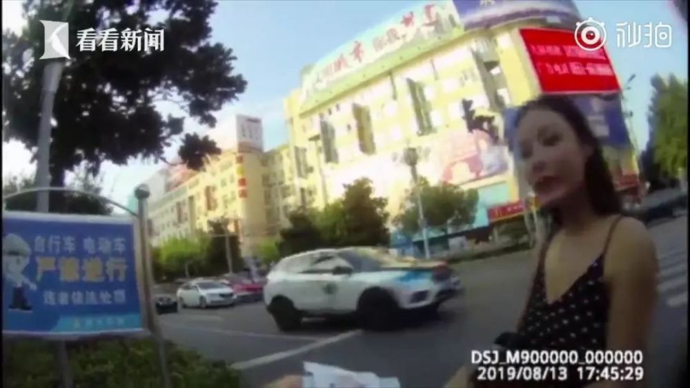8月13日,安徽滁州 一年轻女子推着婴儿车 行走在快车道上 民警发现后