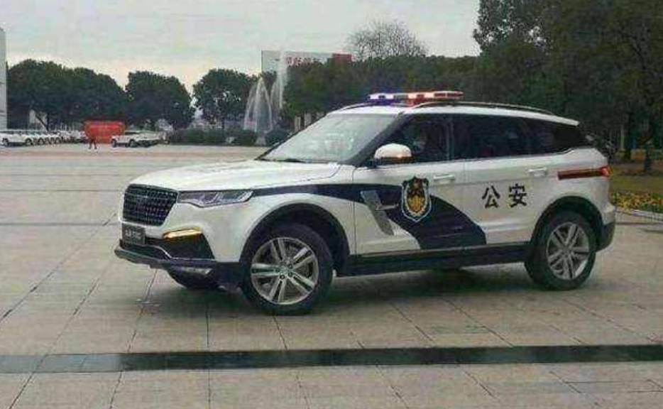 中国警车批量换代,清一色国产车,红旗h5太抢眼