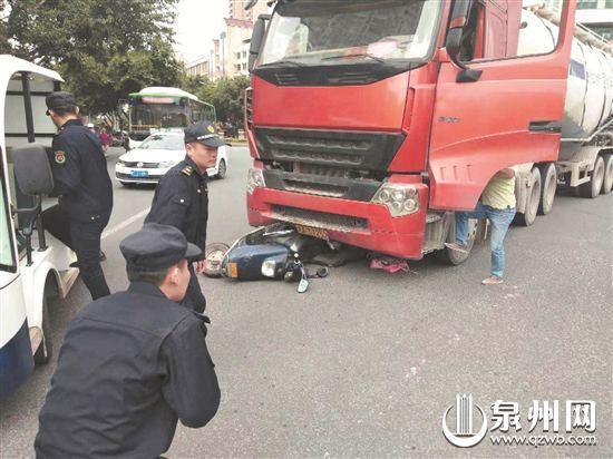 南安:电动车卷入罐车 爷孙俩死里逃生