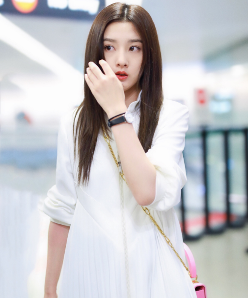 宋祖儿机场被抓拍,看到她