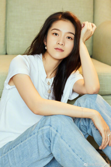 本以为张雪迎的短发够美了,看到蒋依依的后,网友:妈