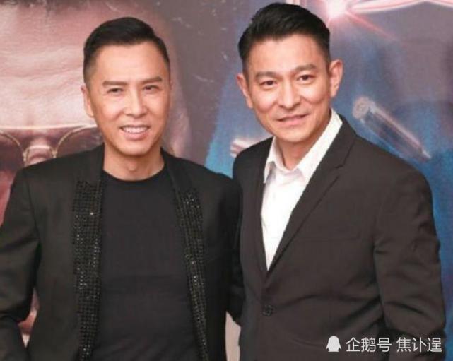 刘德华和明星合影都是微笑,唯独遇见她,天王的形象都