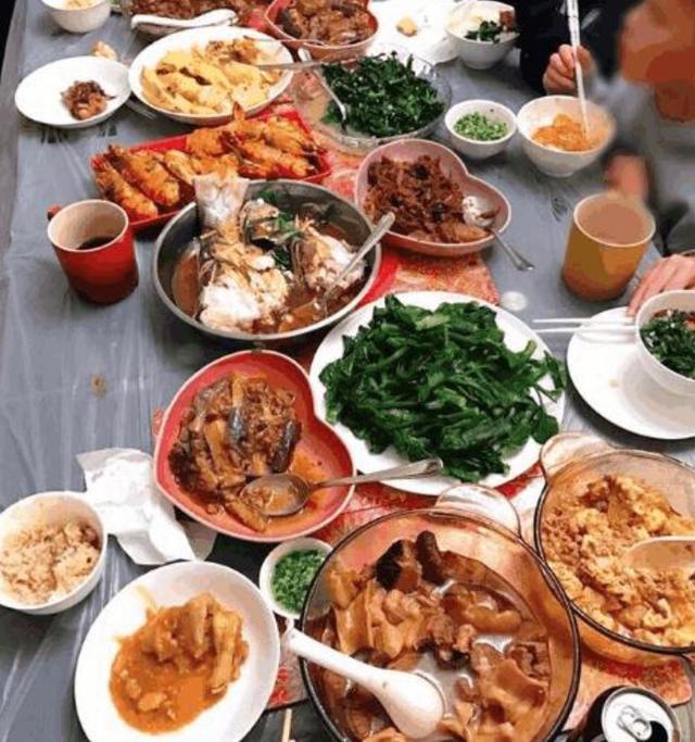 晒晒胡杏儿的豪宅:餐桌上摆的食物太丰盛了,一家人吃