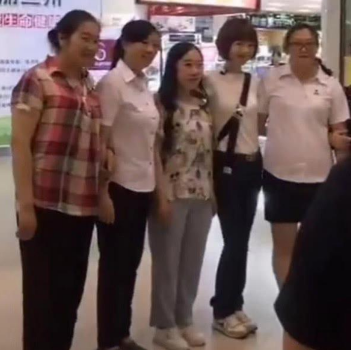 还记得曾疯狂追求刘德华的杨丽娟吗?鲁豫晒出和她的