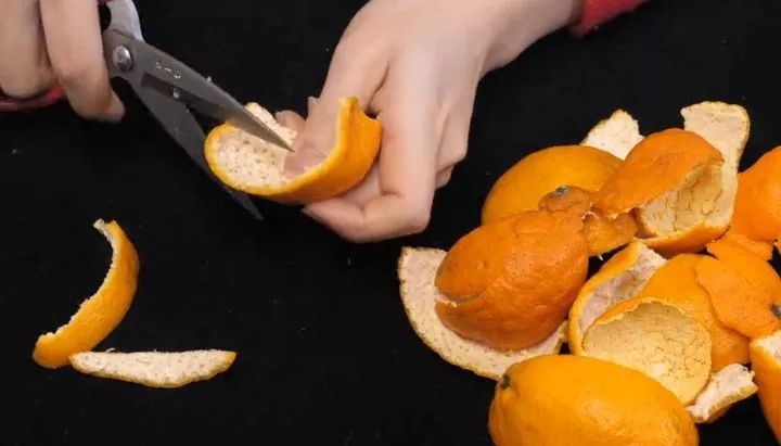 首先我们将橘子皮 剪成一条一条的