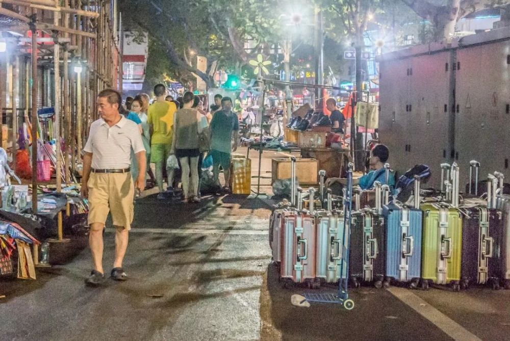 从马台街,和燕路到三牌楼广东路,南京的夜市步步撤离.