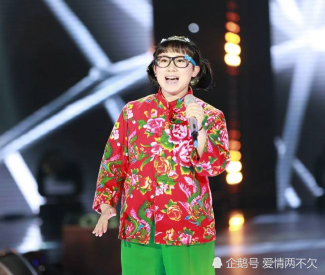 还记得《不差钱》的"丫蛋"吗?脱下大花棉袄,烫大波浪
