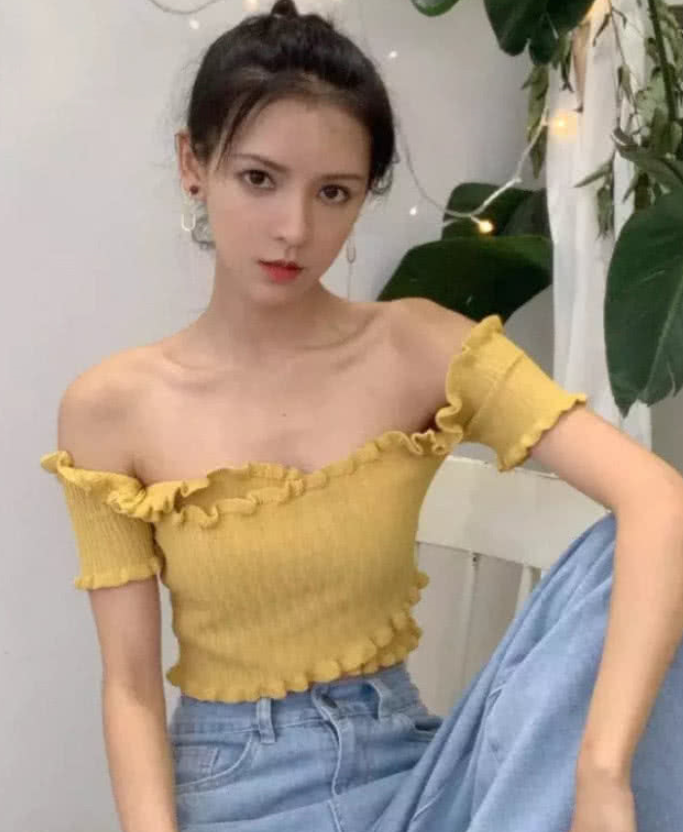 张予曦身材有多好?5岁小女孩的衣服,她都能轻松穿上!