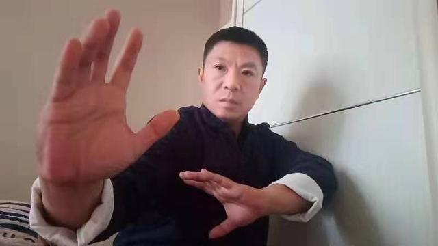 铁砂掌大师金刚指戳穿易拉罐,铁掌断砖无坚不摧,欲暴揍释延觉