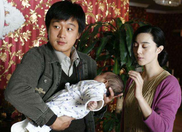 如今的佟大为也和关悦结婚,并且婚后育有两个女儿和一个可爱的儿子,一