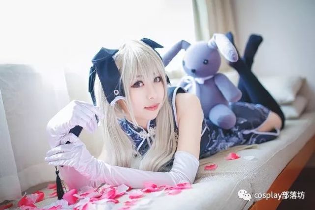 cos:穹妹黑旗袍 玩偶兔很呆萌,玫瑰花很漂亮.