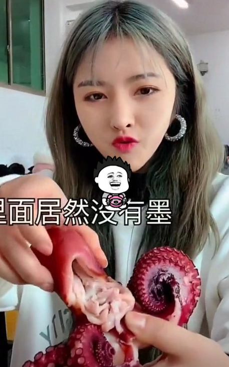次惑小仙女"是个狠人",教室表演生吃章鱼,网友:解放了