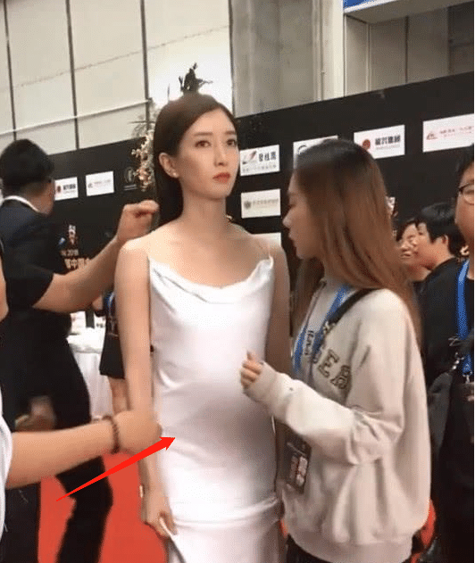 从侧边一看网友却发现:这个造型确实是漂亮性感,但是江疏影的肚子是不