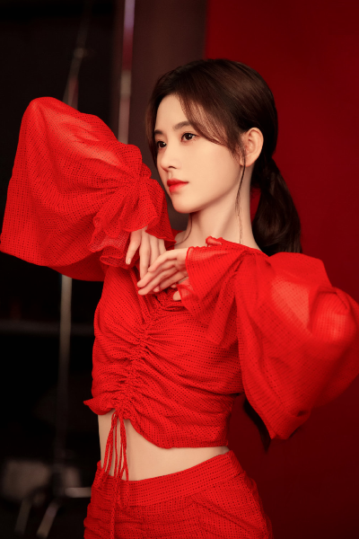 鞠婧祎"绝美"壁纸来袭:穿衣风格百变,红色系造型"惊艳