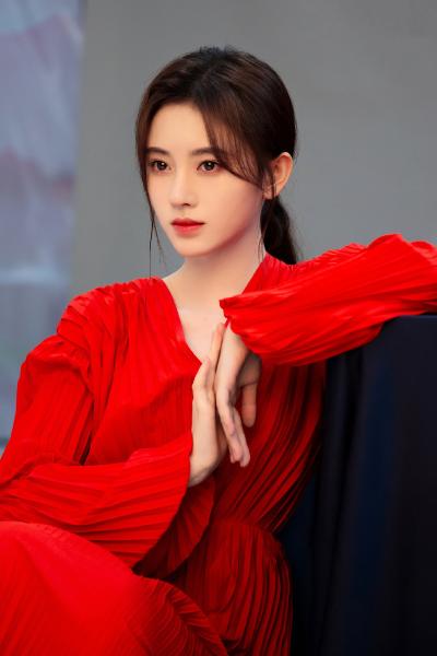 鞠婧祎"绝美"壁纸来袭:穿衣风格百变,红色系造型"惊艳
