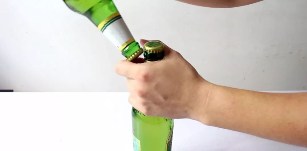 没有开瓶器的情况下,怎么开啤酒?教你四种原地解决的