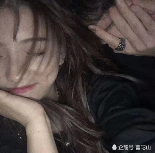 超火"双人"情侣头像:我以为你少了我,会像我少了你一样