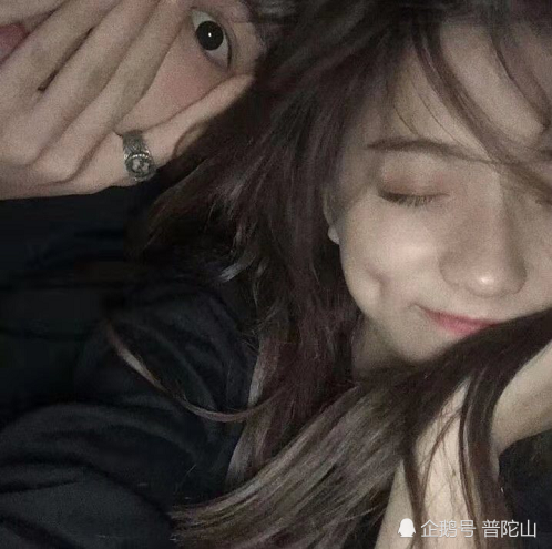 超火"双人"情侣头像:我以为你少了我,会像我少了你一样
