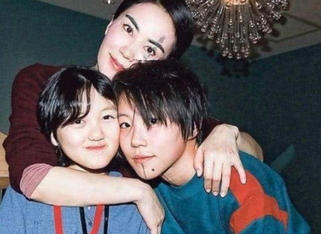 李嫣奶奶全家照曝光,看到奶奶的嘴巴后,网友:我们真