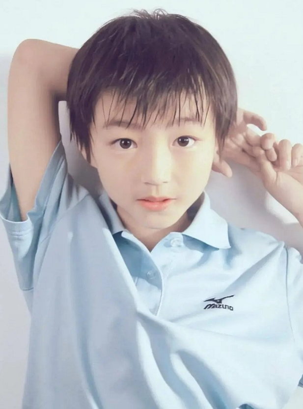 王俊凯小时候照片被公开看到一岁那张时小螃蟹直呼心都化了