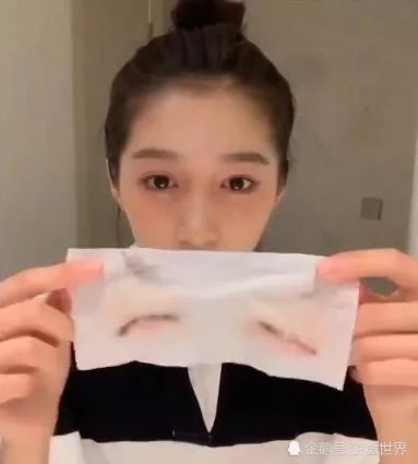 关晓彤深夜直播卸妆不小心关掉美颜特效素颜让网友傻眼