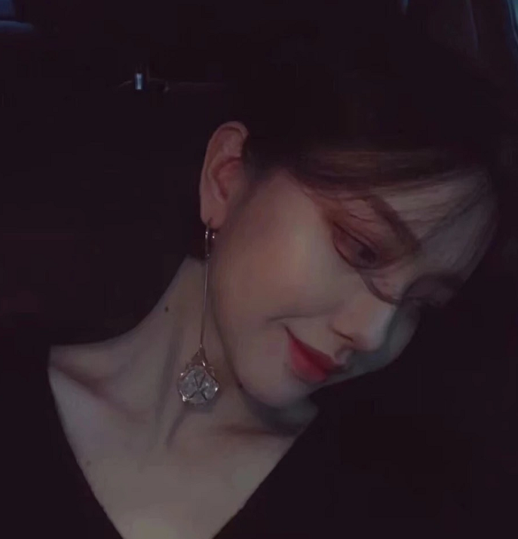 微丧·慵懒女生头像:曾经默默无语,毫无指望地爱过你.