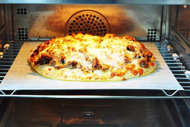 8.最后放入预热好的烤箱中,190度,烘烤20分钟,静静等待披萨出炉吧