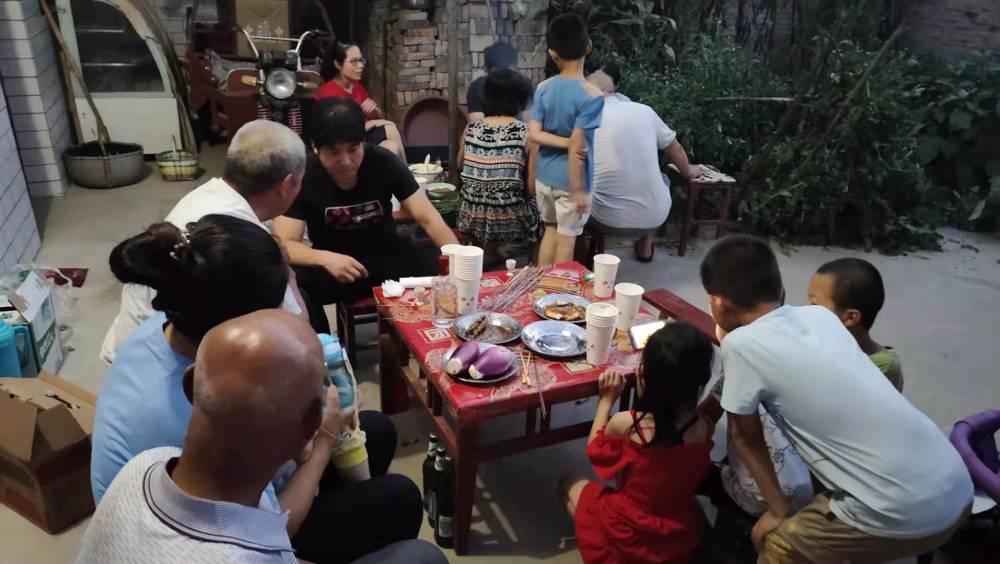 这才是夏季聚餐的最佳方式,没有之一,也是农村娃的专属