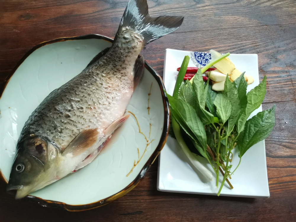 今天分享一道鲫鱼的做法,加入了把蒿一起炖,风味独特,味道鲜美,做法也