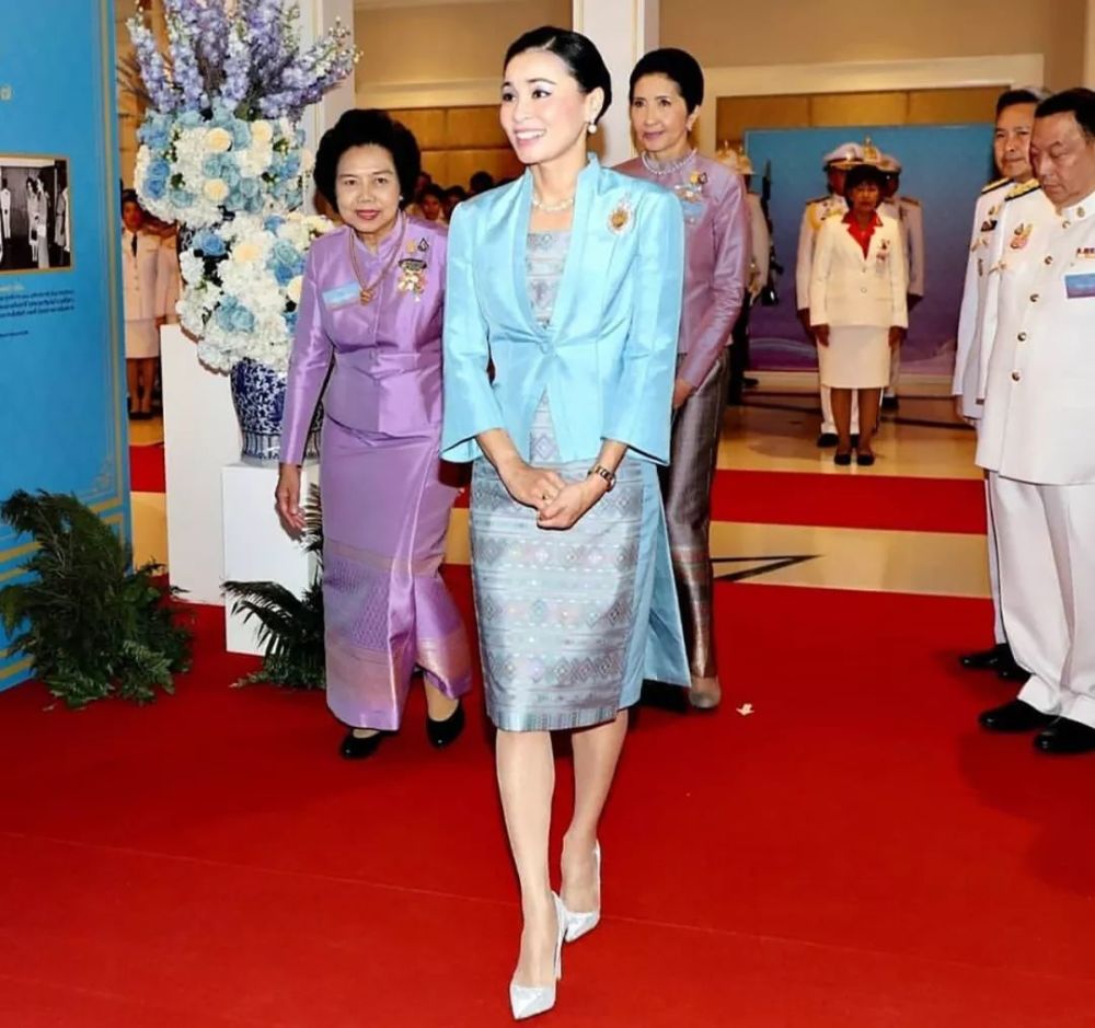 泰国王后情商感人!国王母亲和子女都被她拿下,贵妃根本学不来