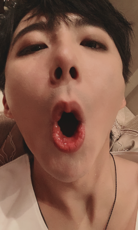 刘宇宁深夜晒自拍,当他"仰头张嘴"的那刻,网友:你是认真的?